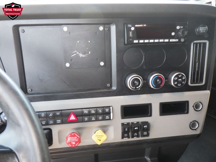 2023-freightliner-cascadia-126-image-19