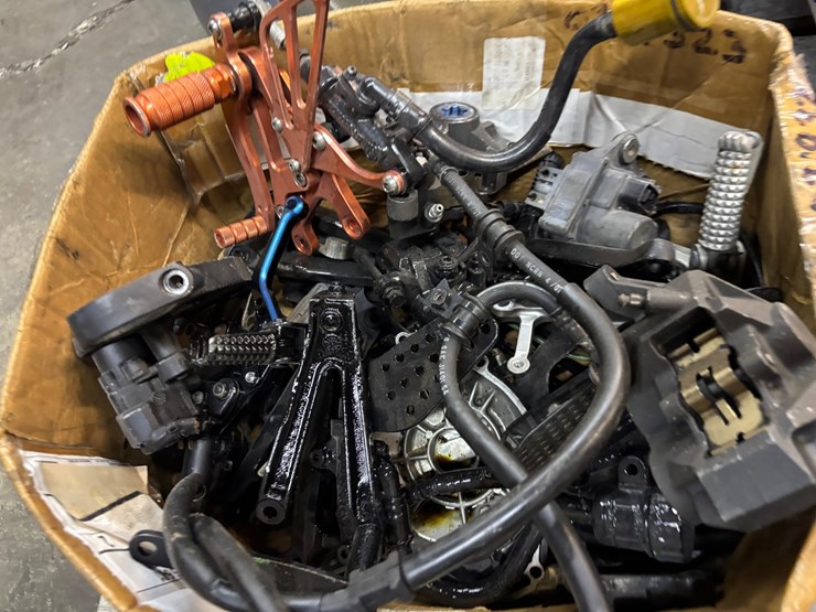 #405-•-lot-of-motorcycle-parts-image-5