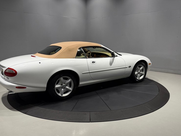 #1516-•-1997-jaguar-xk8-convertible-image-9