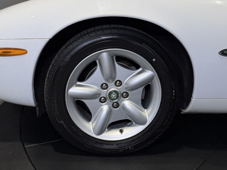 #1516-•-1997-jaguar-xk8-convertible-image-47