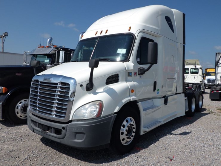 2016-freightliner-cascadia-113-image-1