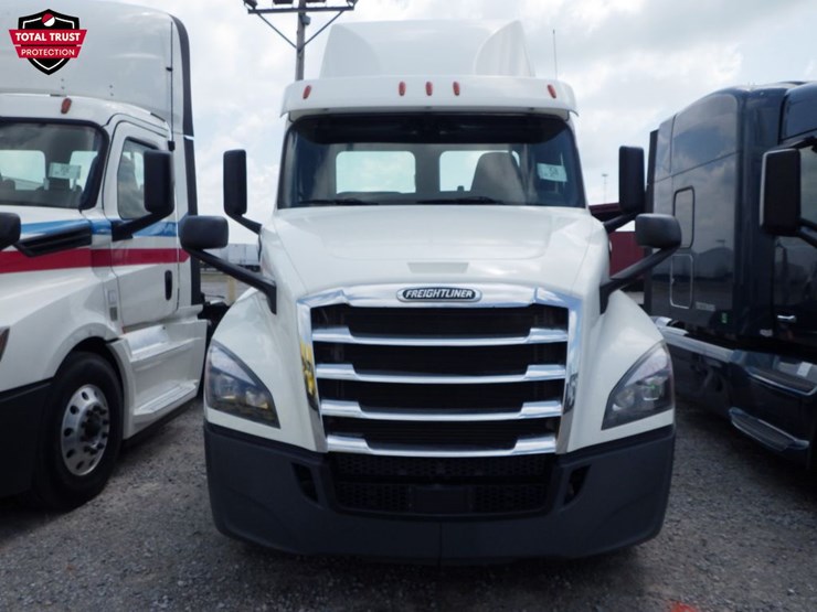 2019-freightliner-cascadia-126-image-2