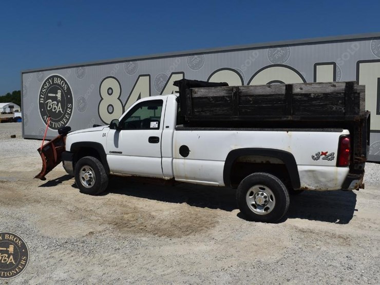 2004-chevrolet-silverado-1500-image-8