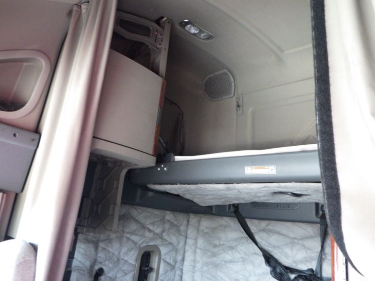 2016-freightliner-cascadia-125-image-25