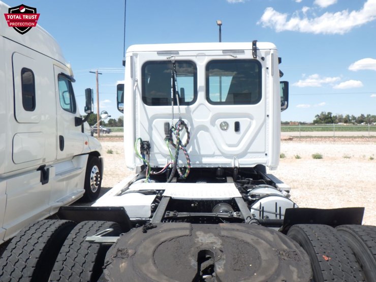 2019-freightliner-cascadia-116-image-11