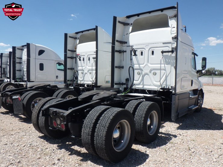 2020-freightliner-cascadia-116-image-8