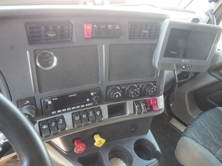 2022-kenworth-t680-image-17