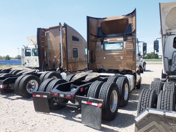 2023-volvo-vnl300-image-10