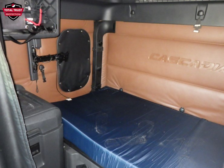 2022-freightliner-cascadia-126-image-18