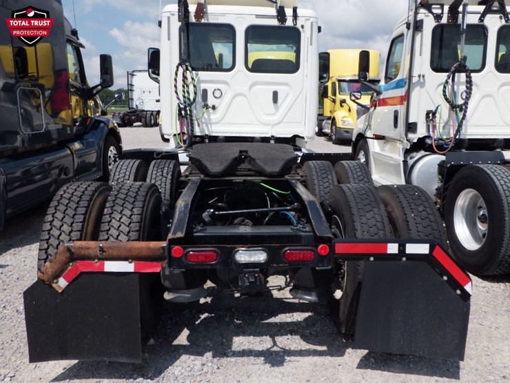 2019-freightliner-cascadia-126-image-9