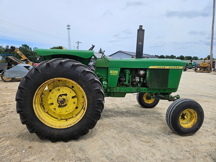 john-deere-4320-image-6