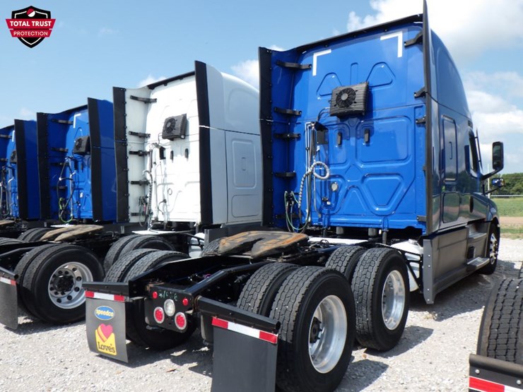 2022-freightliner-cascadia-126-image-8