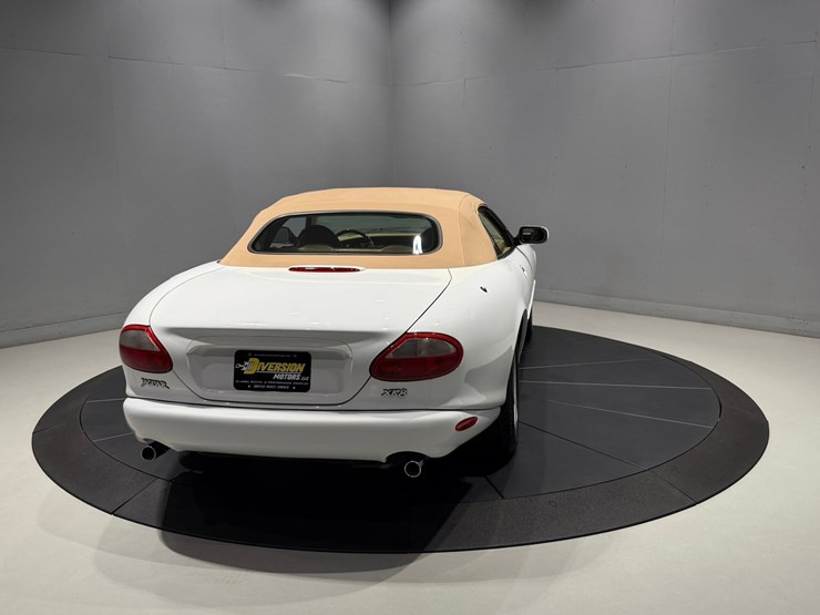 #1516-•-1997-jaguar-xk8-convertible-image-7