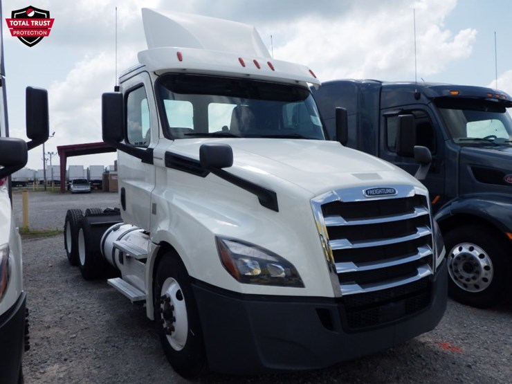 2019-freightliner-cascadia-126-image-3
