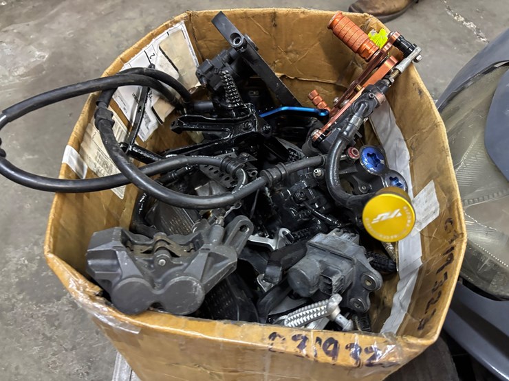 #405-•-lot-of-motorcycle-parts-image-6