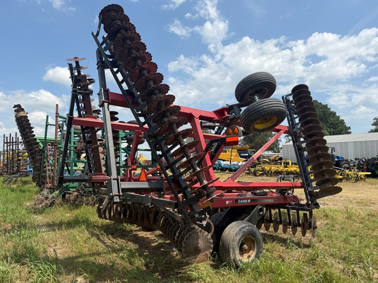 case-ih-330-image-3