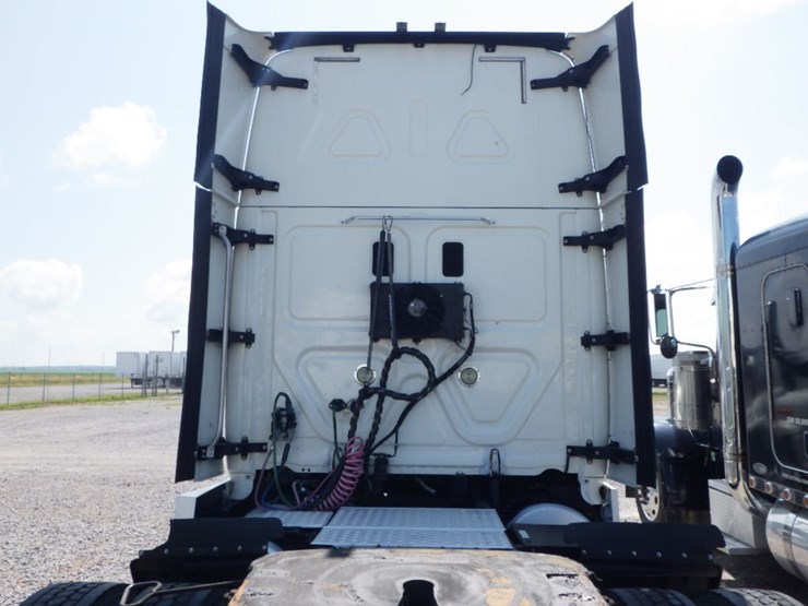 2016-freightliner-cascadia-113-image-17