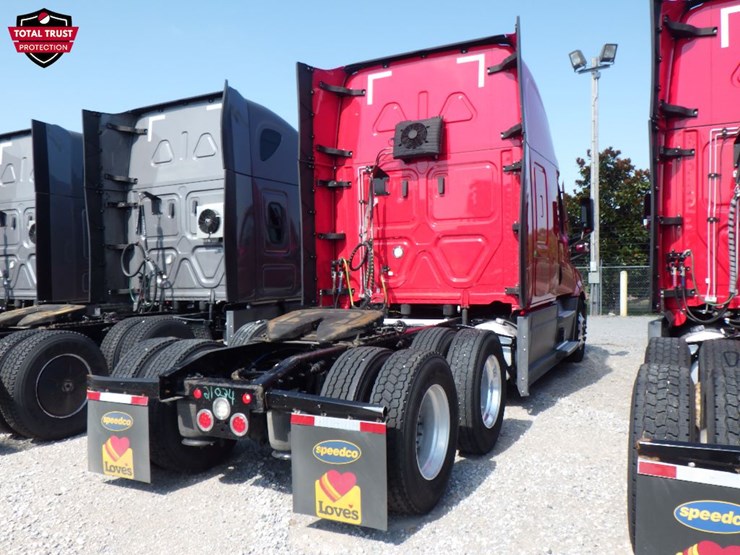 2022-freightliner-cascadia-126-image-10