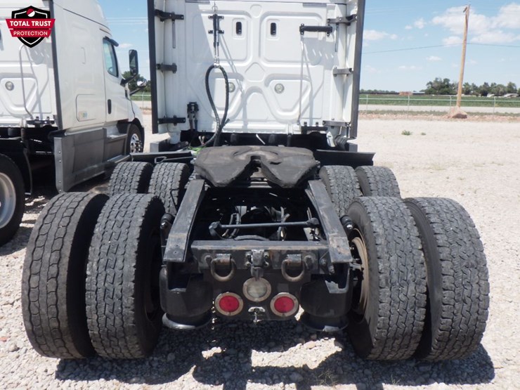 2020-freightliner-cascadia-116-image-9