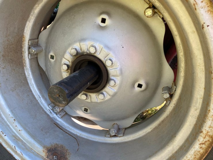 case-ih-695-2-wd-tractor-image-41