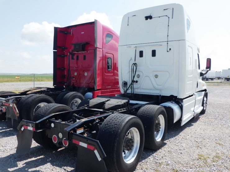 2016-freightliner-cascadia-125-image-10