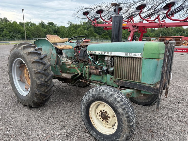 john-deere-2040-image-1