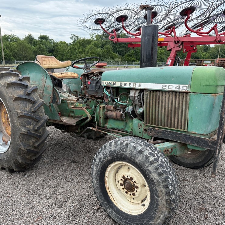 JOHN DEERE 2040