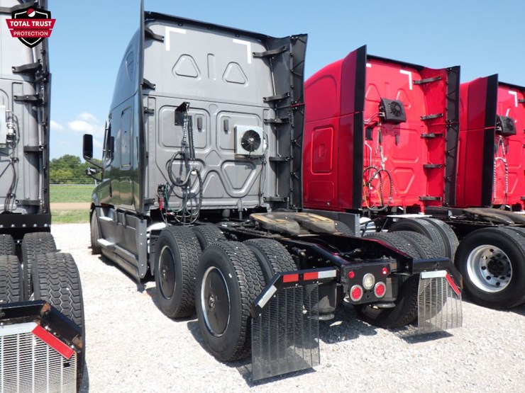 2022-freightliner-cascadia-126-image-12