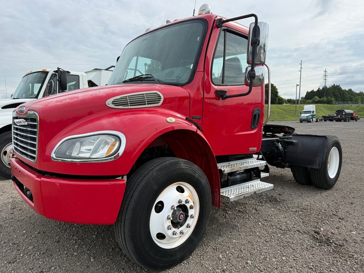 #45-•-2007-freightliner-single-axle-road-tractor-image-1