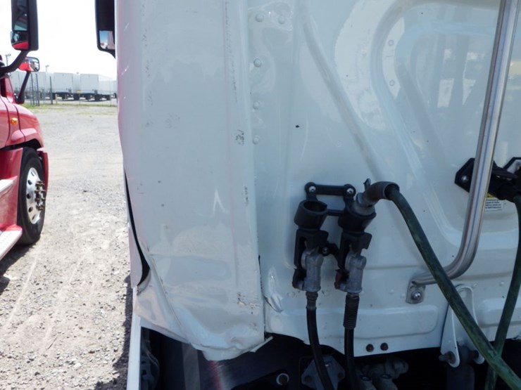 2016-freightliner-cascadia-125-image-20