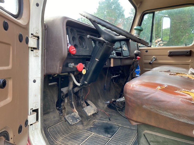 ih-1700-grain-truck-image-34