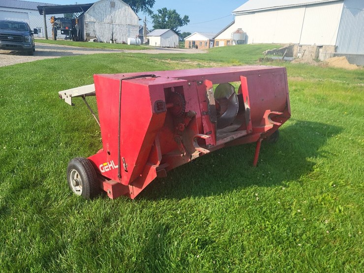 gehl-1065-tandem-axle-forage-chopper-w/2-heads---nice-image-50