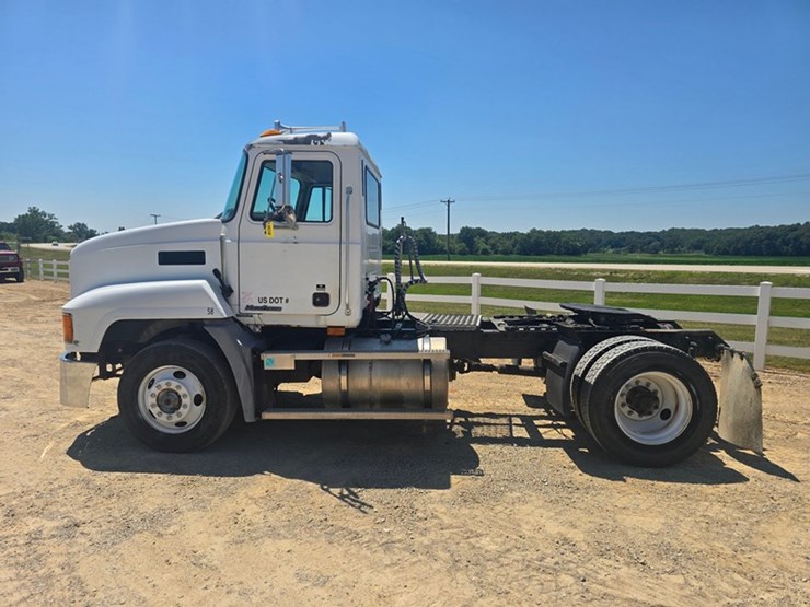 2003-mack-ch612-image-2