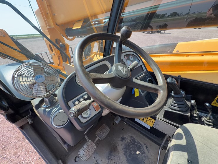 2011-jcb-510-56-image-26