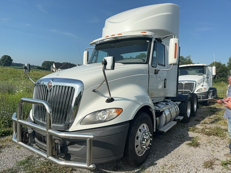 2016-international-prostar-semi-image-1