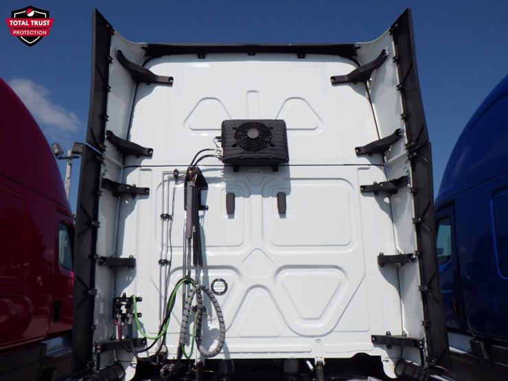 2022-freightliner-cascadia-126-image-12