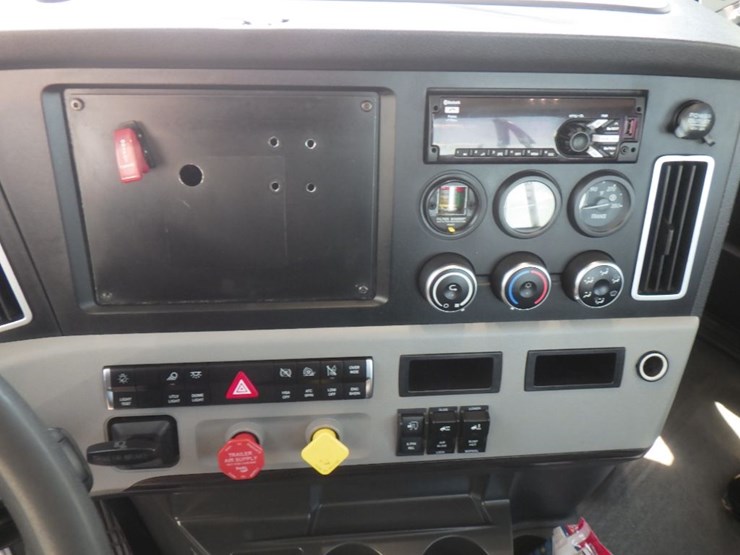 2018-freightliner-cascadia-116-image-11