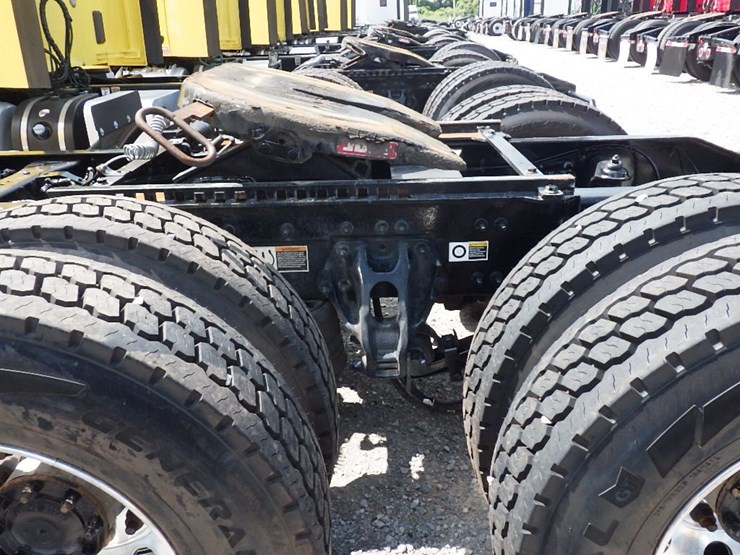 2021-peterbilt-579-image-15