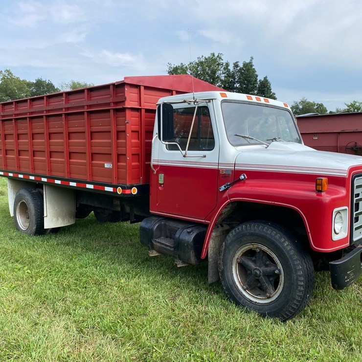 IH 1700 Grain Truck