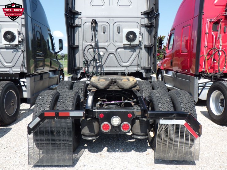2022-freightliner-cascadia-126-image-9