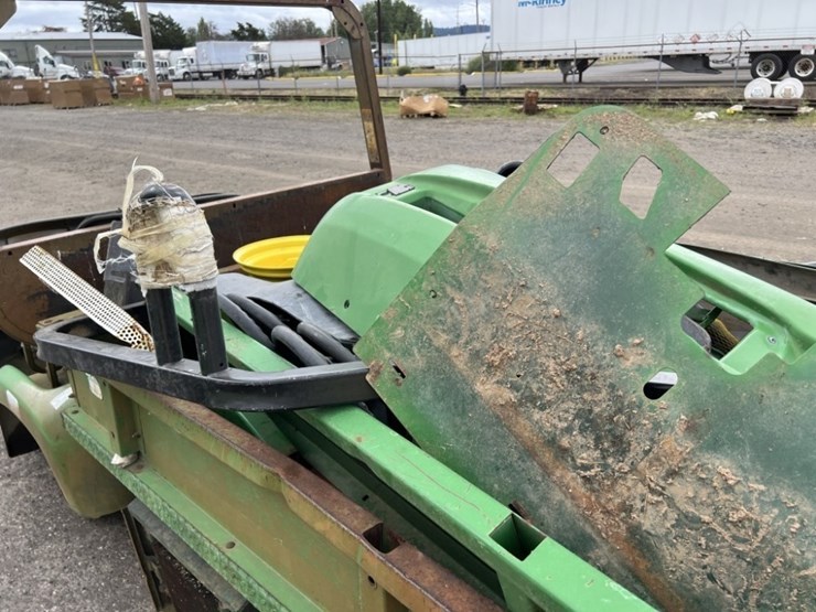 2020-john-deere-gator-image-16