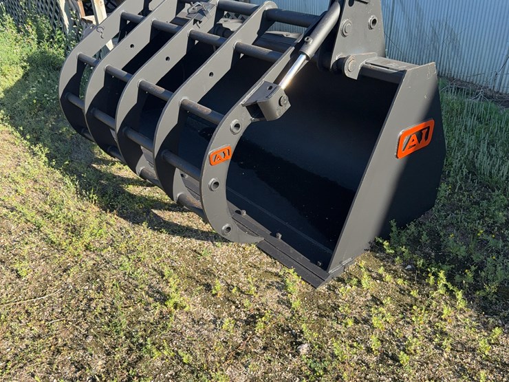 mucking-bucket-with-grapple-image-1