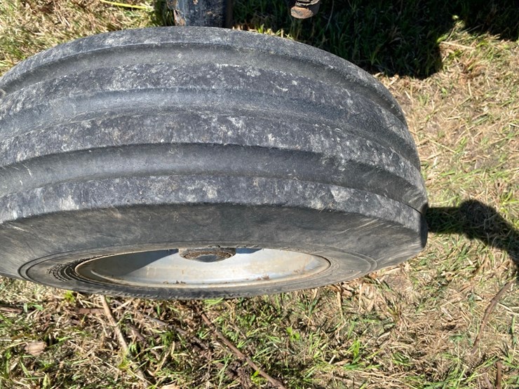 case-ih-695-2-wd-tractor-image-37