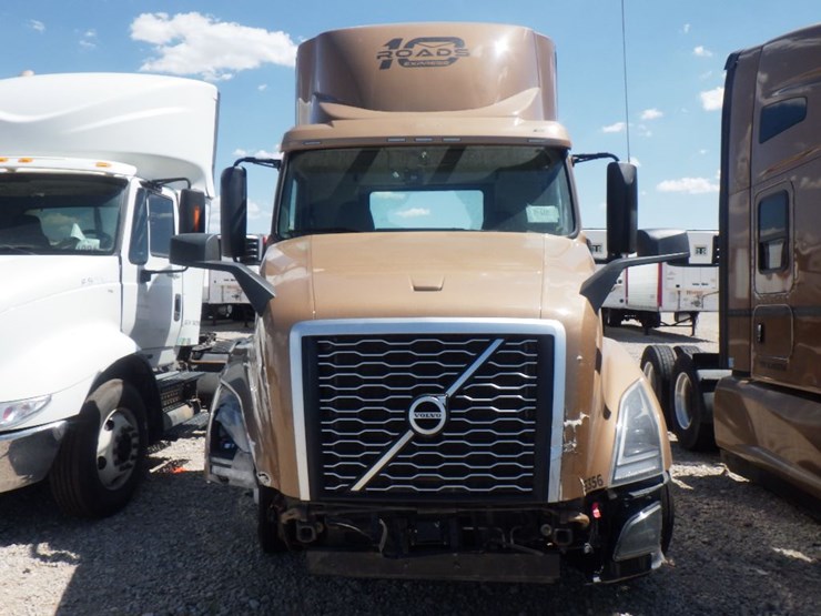 2023-volvo-vnl300-image-2