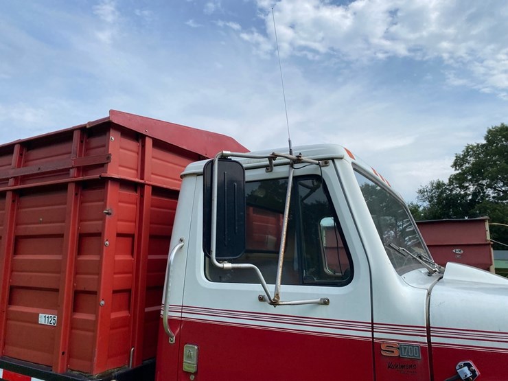ih-1700-grain-truck-image-8