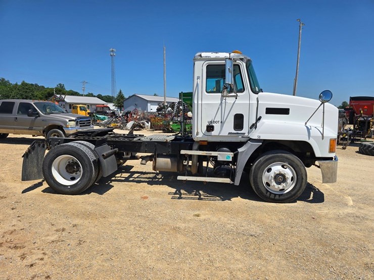 2003-mack-ch612-image-9