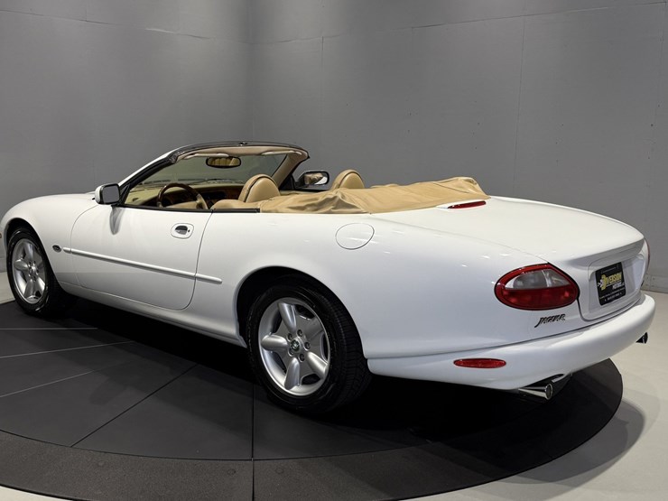 #1516-•-1997-jaguar-xk8-convertible-image-42
