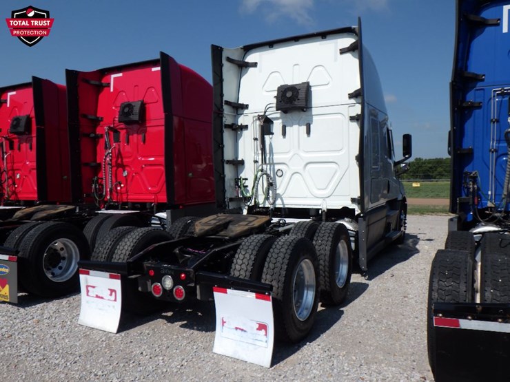 2022-freightliner-cascadia-126-image-9