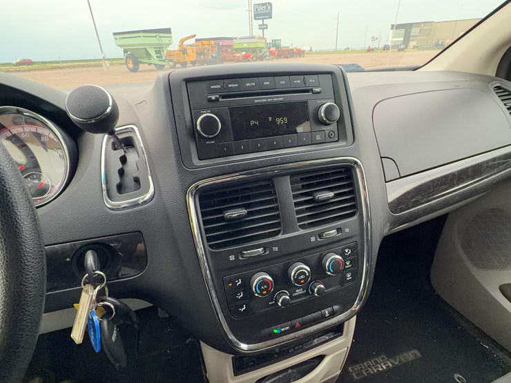 2015-dodge-grand-caravan-image-25