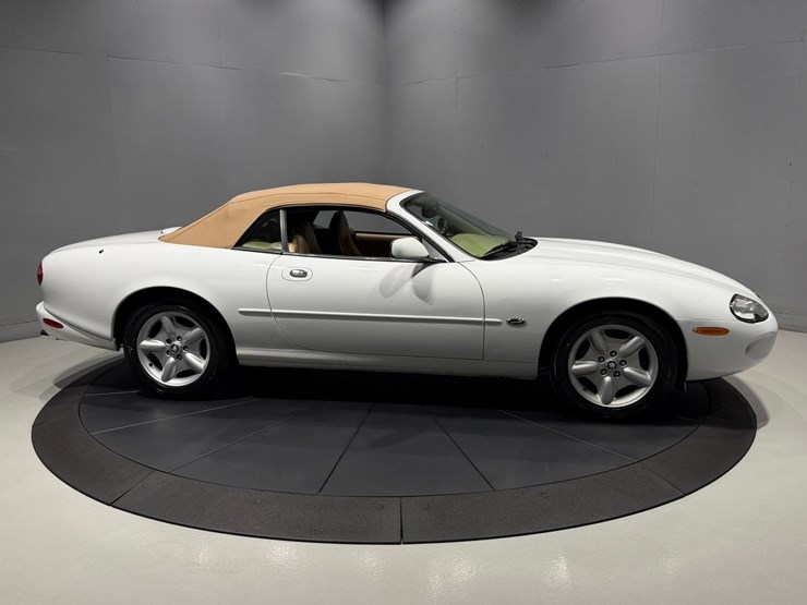 #1516-•-1997-jaguar-xk8-convertible-image-11